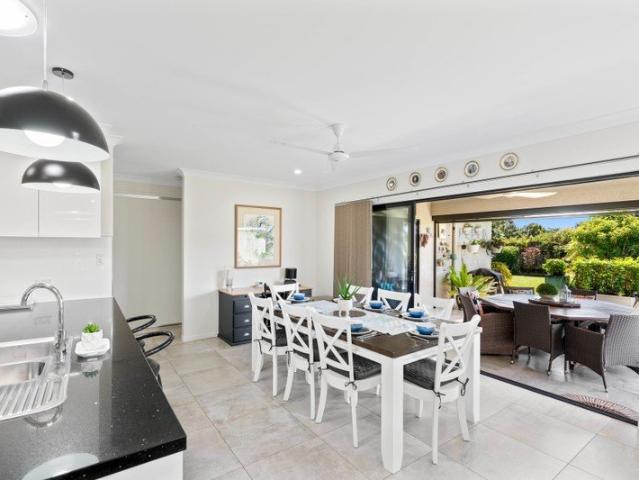 SPACIOUS FAMILY HOME IN SOUGHT AFTER EDMONTON!