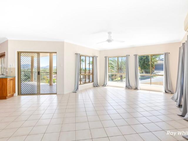 SPACIOUS FAMILY HOME JUST A SHORT WALK TO THE BEACH!