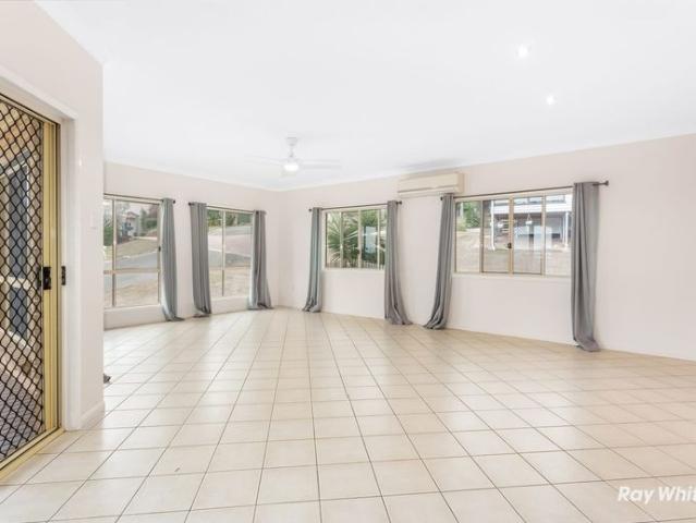 SPACIOUS FAMILY HOME JUST A SHORT WALK TO THE BEACH!