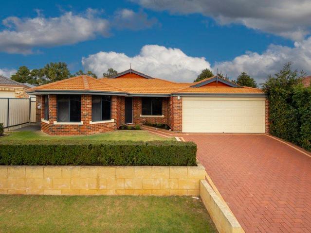 Spacious family home Karingal Green estate