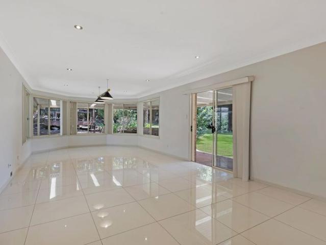 Spacious Family Home… Moment to Local Shops & School