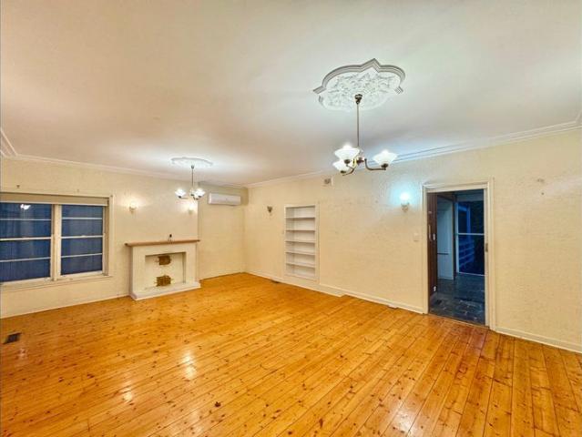 Spacious Family Home Near Deakin University