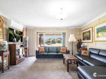 Spacious Family Home on 4.3 Acres with Horse Facilities in Central Bannockburn
