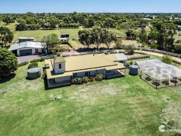 Spacious Family Home on 4.3 Acres with Horse Facilities in Central Bannockburn