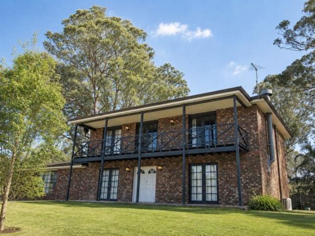 Spacious Family Home on 5 Acres with Swimming Pool & Endless Space