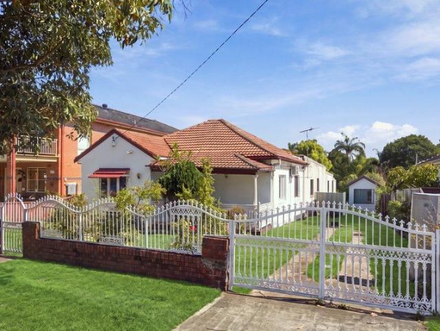 Spacious Family Home on 683sqm 15.24m Frontage!
