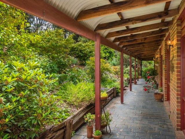 Katandra Family Home on 6,340sqm in Quiet Macedon