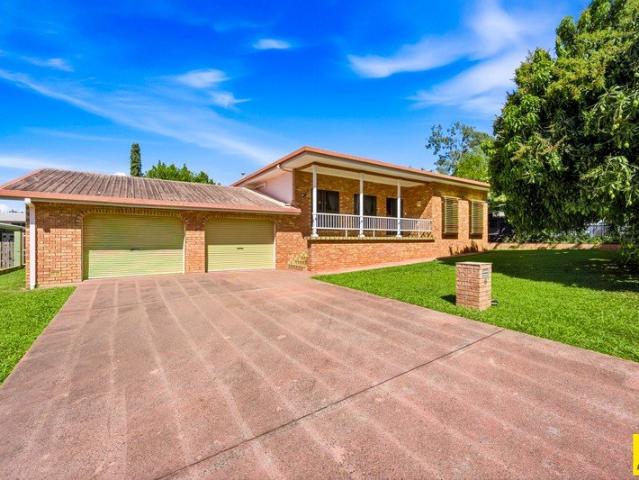 SPACIOUS FAMILY HOME ON 938m2 WITH MOUNTAIN BACKDROP