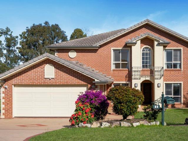 SPACIOUS FAMILY HOME ON 1,206m² WITH MULTIPLE LIVING AREAS, DUAL GARAGING & ROOM FOR THE WHOLE FAMILY
