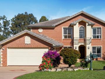 SPACIOUS FAMILY HOME ON 1,206m² WITH MULTIPLE LIVING AREAS, DUAL GARAGING & ROOM FOR THE WHOLE FAMILY