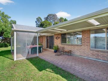 SPACIOUS FAMILY HOME ON 2.14 HECTARES WITH STUNNING VALLEY VIEWS