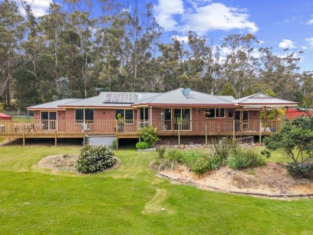 Spacious Family Home on 2.5 Acres with Exceptional Views