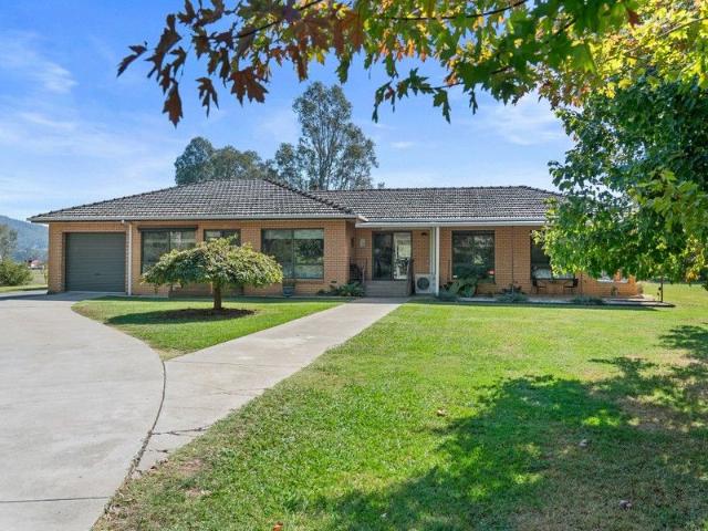 Spacious Family Home on 2.5 Acres with Pool, Shedding + small paddock