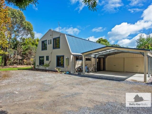 Spacious Family Home on 3.45acres