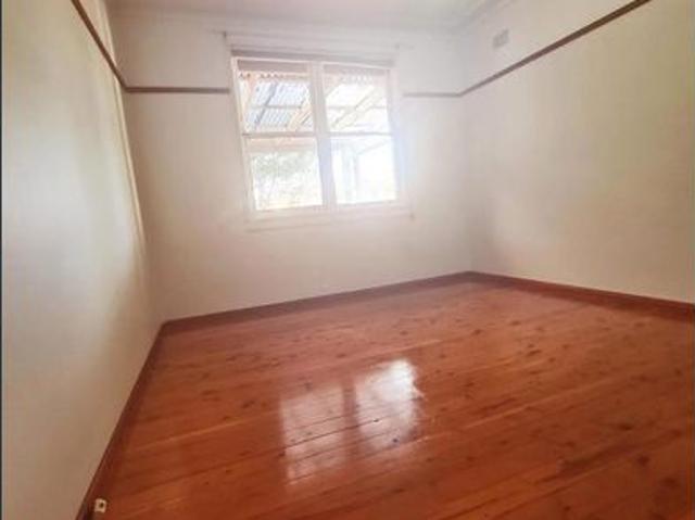 Spacious Family Home in a Convenient Location of Dundas