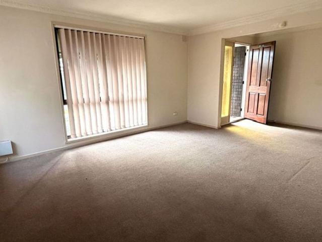 SPACIOUS FAMILY HOME ON A LARGE BLOCK CLOSE TO CRANBOURNE TRAIN STATION!