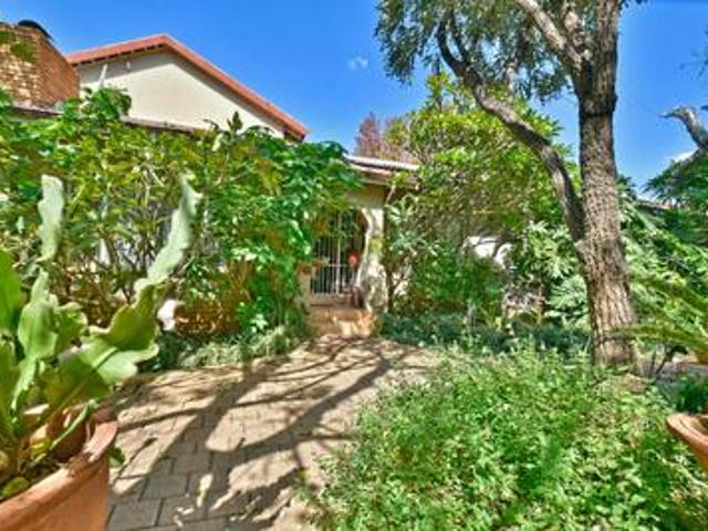 spacious family home on a plot – com.