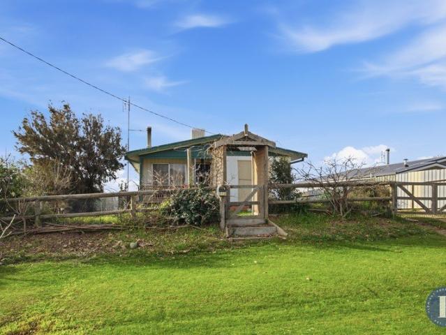 SPACIOUS FAMILY HOME ON A 1,012SQM* BLOCK WITH REAR LANE ACCESS