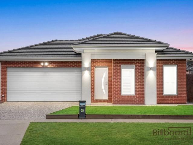 Spacious Family Home on Approx. 445sqm Land Close to Train Station
