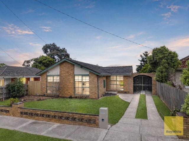 Spacious Family Home on Approx. 697m² Walk to Deer Park Station