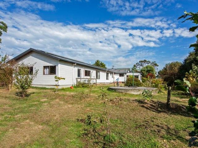 Family Home on Peaceful Rural Block Just 10 Mins from Town!