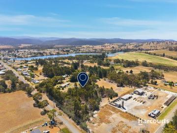 Peaceful Acreage Living, Close to Coast and Community