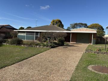 Spacious Family Home Opposite the Golf Course Prime Warwick Location!