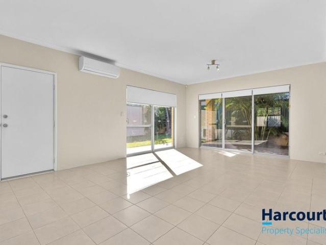 Spacious Family Home Opposite Charles Riley Reserve