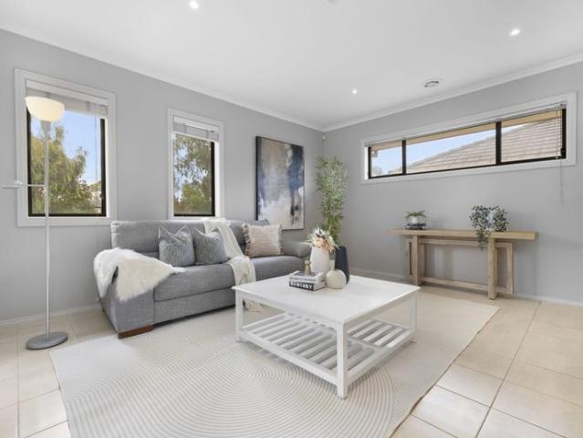 Spacious Family Home Opposite Parkland in Sanctuary Lakes