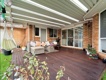 Spacious Family Home Overlooking National Park