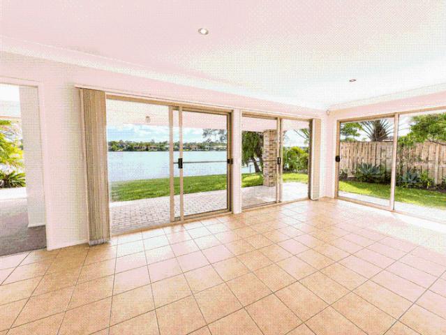 SPACIOUS FAMILY HOME OVERLOOKING PEACEFUL COOMBABAH LAKE