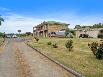 Spacious Family Home, Plenty of Space for the Entire Family in the Heart of a Seaside Community