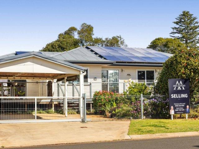 Spacious Family Home Plus Studio