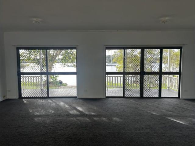 Spacious Family Home Right On The Waterfront!