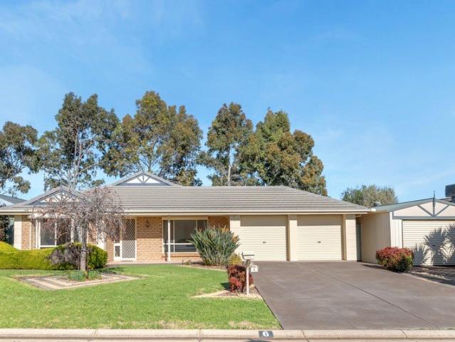 Spacious family home set on 803m2 allotment!