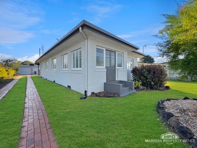 SPACIOUS FAMILY HOME SHED, DECK & WALK TO TOWN