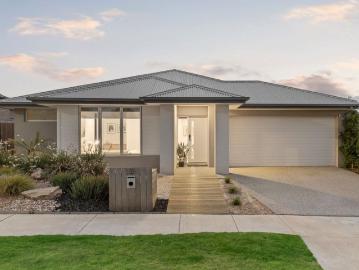 Spacious Family Haven Moments from Parkland