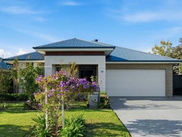 SPACIOUS FAMILY HAVEN WITH 4 LIVING AREAS & PRIVATE LOW MAINTENANCE GARDEN