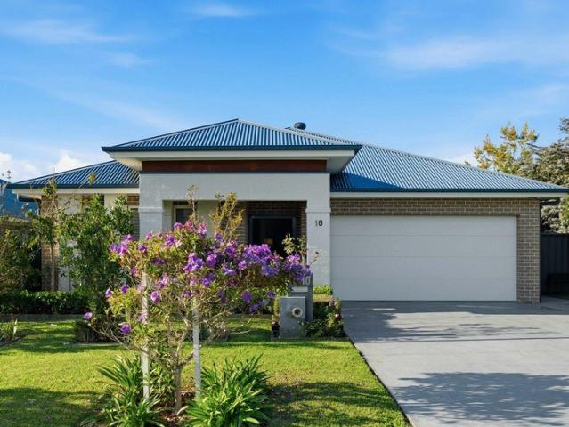 SPACIOUS FAMILY HAVEN WITH 4 LIVING AREAS & PRIVATE LOW MAINTENANCE GARDEN