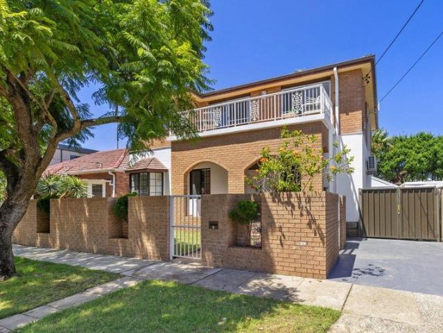 Spacious Family Haven With Versatile Living & Three Car Parking