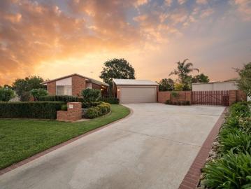Spacious family haven with luxurious pool and prime location