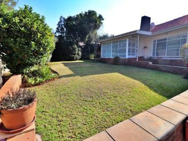 spacious family haven with pool & in.