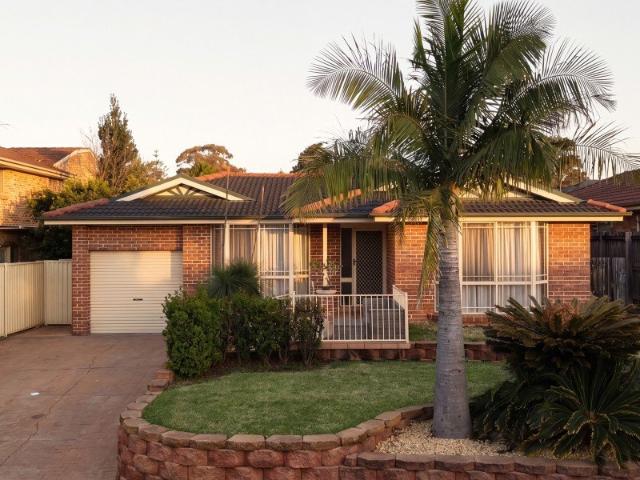 Spacious Family Oasis with Pool and Lush Gardens in Prestons