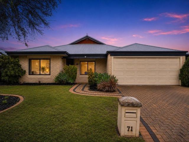 Spacious Family Living, Multiple Living Zones 595m2 huge Parcel