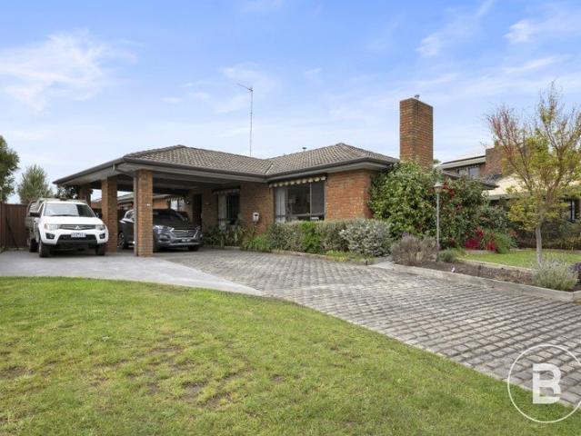 SPACIOUS FAMILY LIVING MULTIPLE LIVING ZONES AND AN ENTERTAINER'S BACKYARD