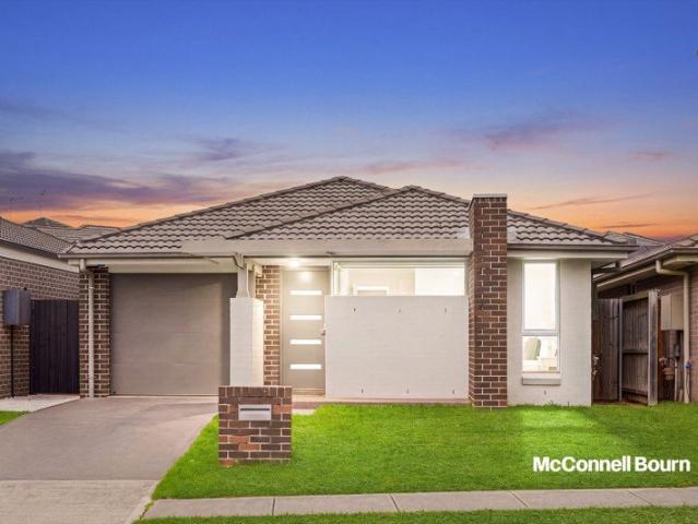 SPACIOUS FAMILY LIVING | MULTIPLE LIVING AREAS | PRIME THE PONDS LOCATION