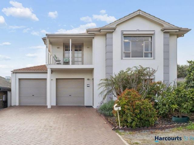 Spacious Family Living Moments from Linear Park