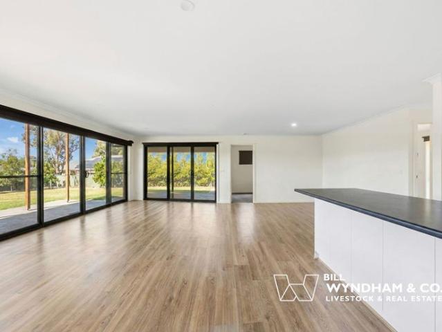 Spacious Family Living on Nicholson River Frontage