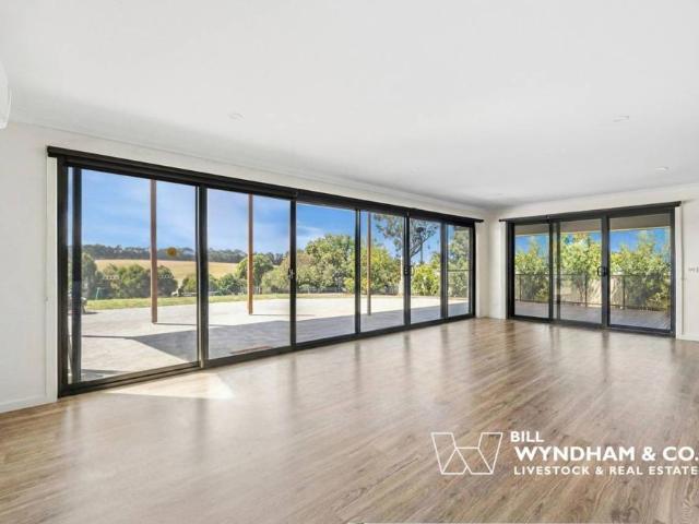 Spacious Family Living on Nicholson River Frontage