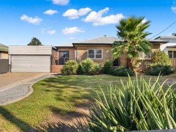 Spacious Family Living on a 1,012m2 with Entertainers Appeal
